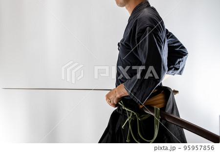 日本刀を構える人物 日本刀を構える人物 95957856