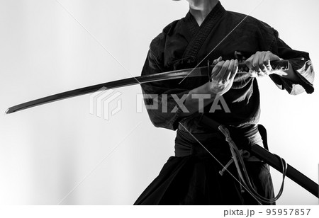 日本刀を構える人物 95957857