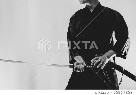 日本刀を構える人物 95957858