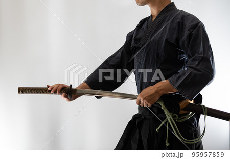 日本刀を構える人物 95957859