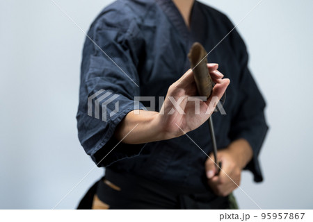 日本刀を構える人物 日本刀を構える人物 95957867