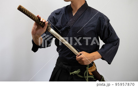 日本刀を構える人物 95957870