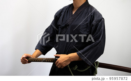 日本刀を構える人物 日本刀を構える人物 95957872