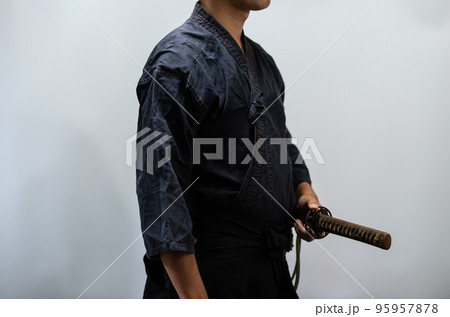 日本刀を構える人物 95957878