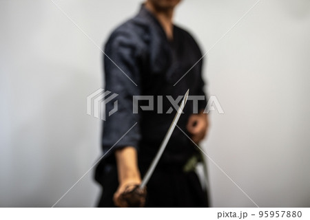 日本刀を構える人物 日本刀を構える人物 95957880