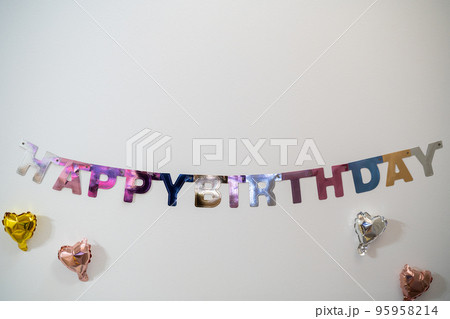 誕生日の壁飾り　 happy Birthdayペナント　白の壁に飾り物 95958214