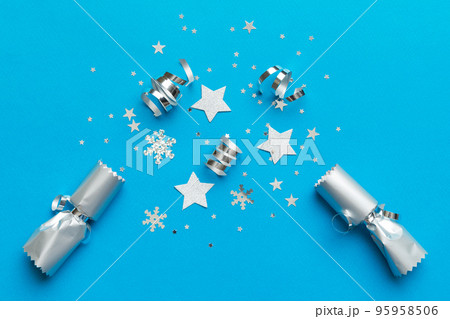 Christmas crackers with shiny confetti on color background, top view, copy space 95958506