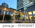 近代的なデザインの駅前 95958987