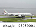 離陸する飛行機 95959001