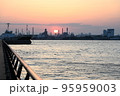沈む夕日と川崎の運河 95959003