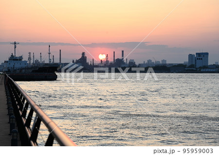 沈む夕日と川崎の運河 沈む夕日と川崎の運河 95959003