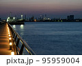 船と遊歩道 95959004