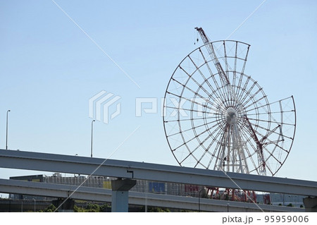 解体中の観覧車 95959006