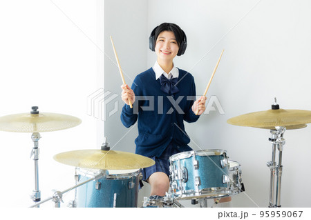 ドラマー　女子高生　ドラム教室 95959067