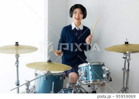 ドラマー　女子高生　ドラム教室 95959069