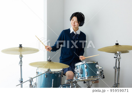 ドラマー　女子高生　ドラム教室 95959071