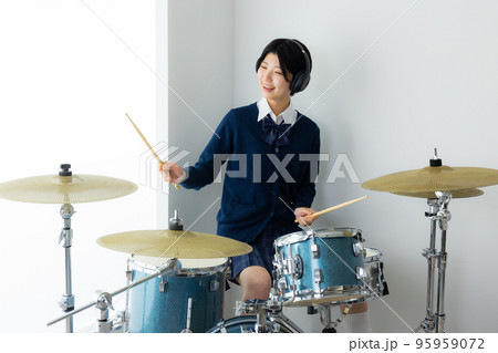 ドラマー　女子高生　ドラム教室 95959072