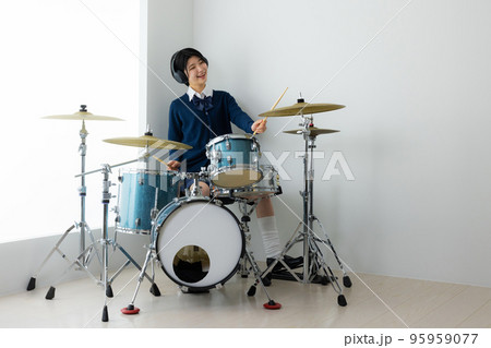 ドラマー　女子高生　ドラム教室 95959077