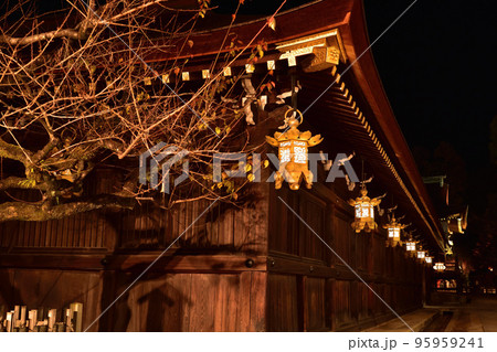 夜の北野天満宮の東回廊と提灯 95959241