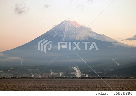 駿河湾航行中のクルーズ船から眺めた朝の光を浴びる富士山 駿河湾航行中のクルーズ船から眺めた朝の光を浴びる富士山 95959890