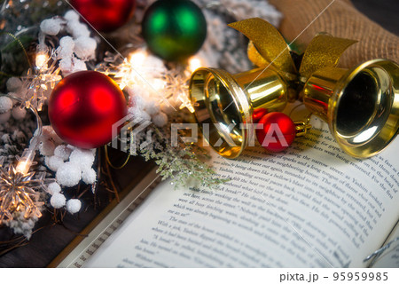 クリスマスの雑貨と可愛いクリスマスリース 95959985