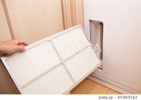 住宅の換気システムのフィルター交換 95960582