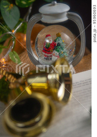 読書に耽る静かなクリスマスイブ 読書に耽る静かなクリスマスイブ 95960693