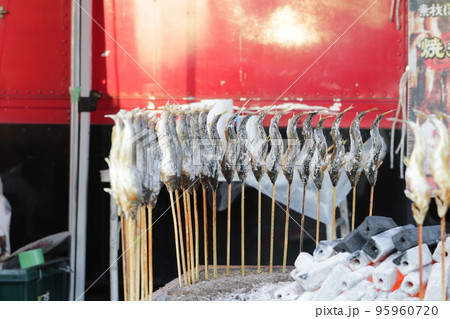 屋台で売られる鮎の塩焼き 串焼き 屋台で売られる鮎の塩焼き 串焼き 95960720