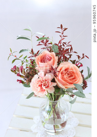 シックな秋バラのアレンジ 95960745