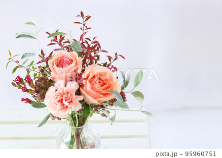 シックな秋バラのアレンジ 95960751