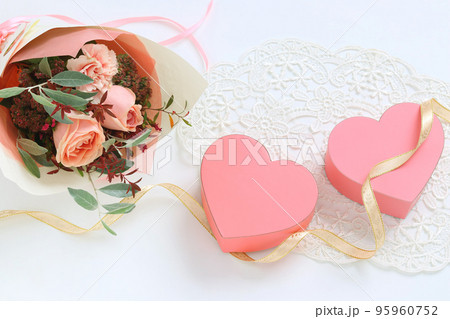 シックな秋バラの花束 シックな秋バラの花束 95960752