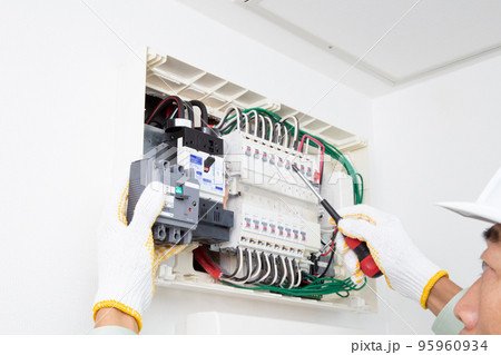 分電盤と電気工事士 95960934