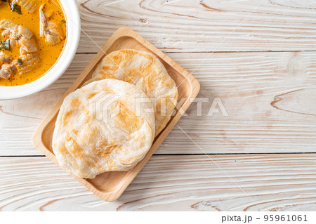 Chicken curry soup with roti 95961061