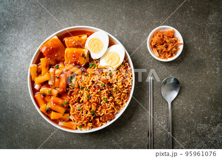 Korean instant noodles with Korean rice cake and fish cake and boiled egg 95961076