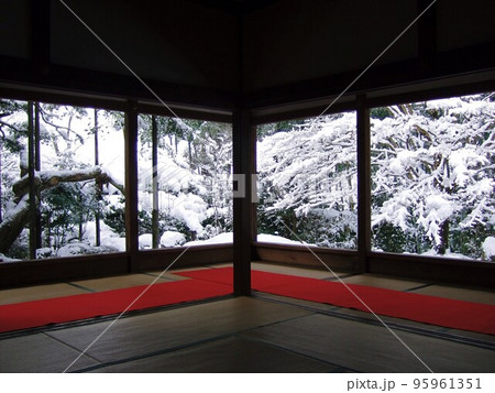 京都　積雪の大原宝泉院 95961351