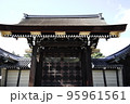 京都御所の宣秋門 95961561