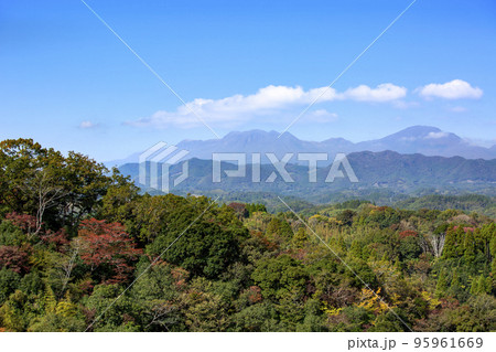 紅葉の始まった竹田市の岡城周辺とくじゅう連山の眺望 紅葉の始まった竹田市の岡城周辺とくじゅう連山の眺望 95961669