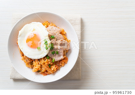 Kimchi fried rice with fried egg and pork 95961730