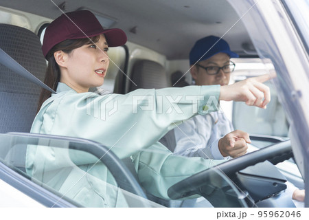 安全確認をする女性トラックドライバー 95962046