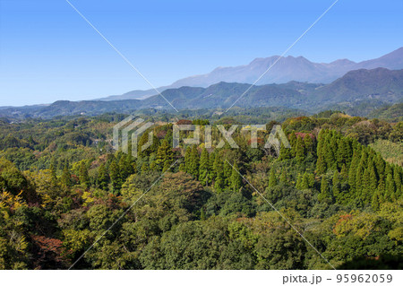 紅葉の始まった竹田市の岡城周辺とくじゅう連山の眺望 紅葉の始まった竹田市の岡城周辺とくじゅう連山の眺望 95962059