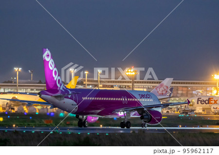成田空港を離陸する旅客機・ピーチ航空・A320 成田空港を離陸する旅客機・ピーチ航空・A320 95962117
