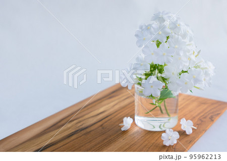 テーブルの上にある白い花 95962213