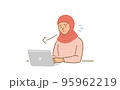 PCの前でため息をつく中東女性 95962219