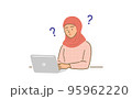 PCの前で疑問に思う中東女性 95962220