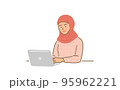 PCの前で笑顔の中東女性 95962221