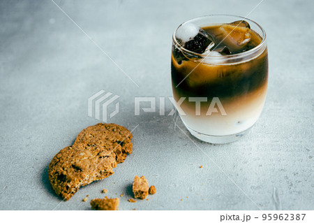 コーヒーとおやつで休憩 コーヒーとおやつで休憩 95962387