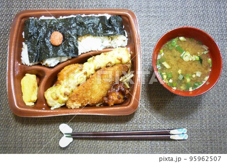 のり弁当と味噌汁 95962507