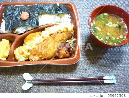 のり弁当と味噌汁 95962508