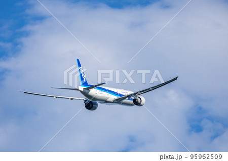 成田空港を離陸した旅客機・飛行機・全日空・ボーイング777 95962509