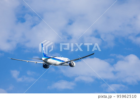 成田空港を離陸した旅客機・飛行機・全日空・ボーイング777 95962510
